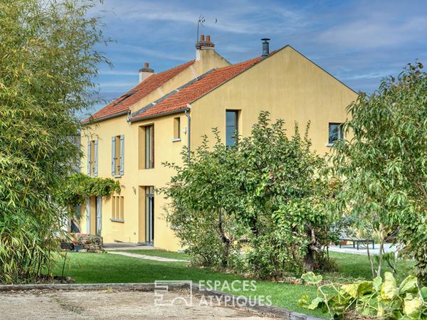 Une ancienne ferme avec une piscine, un jardin potager et une grange rénovée au coeur du village