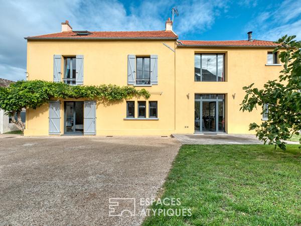 Une ancienne ferme avec une piscine, un jardin potager et une grange rénovée au coeur du village