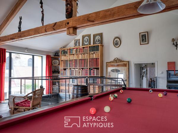 Une ancienne ferme avec une piscine, un jardin potager et une grange rénovée au coeur du village