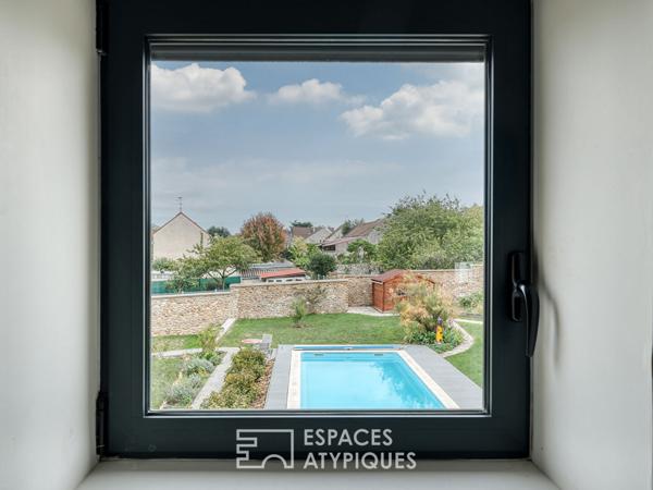 Une ancienne ferme avec une piscine, un jardin potager et une grange rénovée au coeur du village