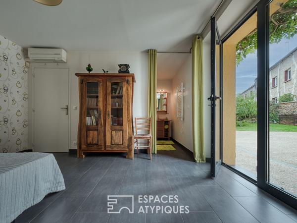 Une ancienne ferme avec une piscine, un jardin potager et une grange rénovée au coeur du village