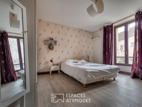 Une ancienne ferme avec une piscine, un jardin potager et une grange rénovée au coeur du village