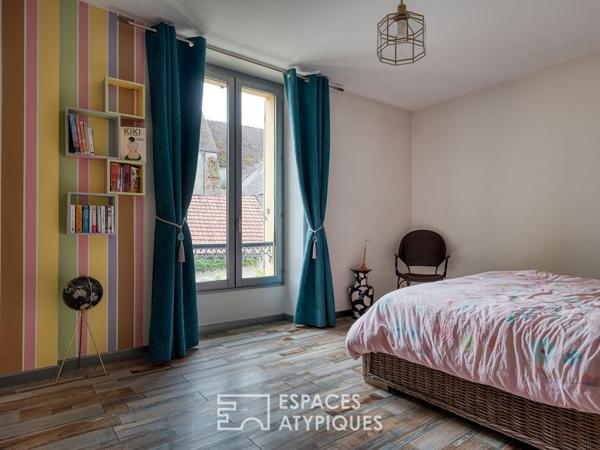 Une ancienne ferme avec une piscine, un jardin potager et une grange rénovée au coeur du village