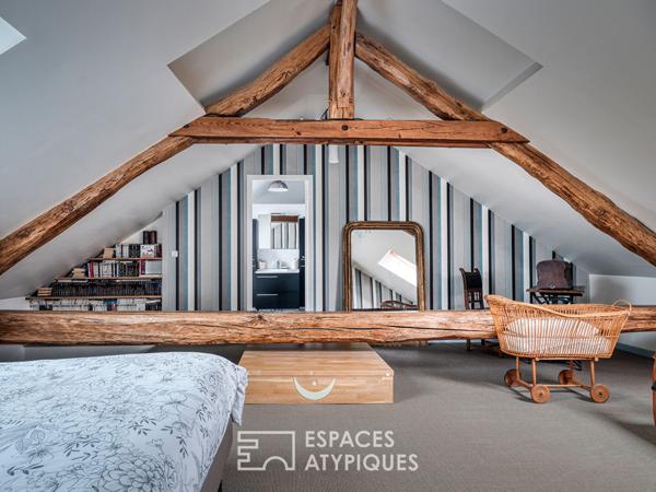 Une ancienne ferme avec une piscine, un jardin potager et une grange rénovée au coeur du village