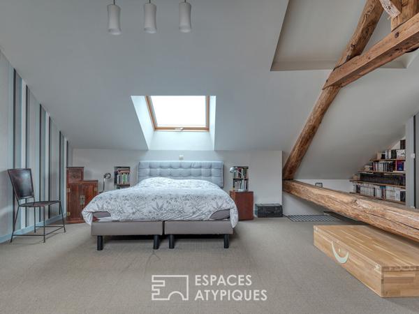 Une ancienne ferme avec une piscine, un jardin potager et une grange rénovée au coeur du village