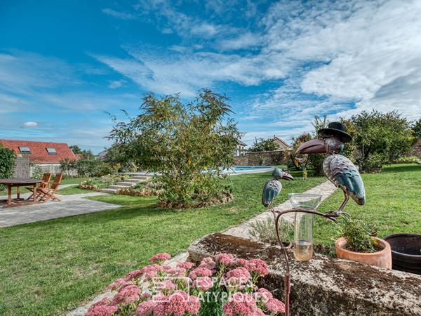 Une ancienne ferme avec une piscine, un jardin potager et une grange rénovée au coeur du village