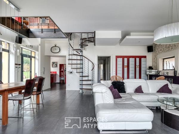 Une ancienne ferme avec une piscine, un jardin potager et une grange rénovée au coeur du village