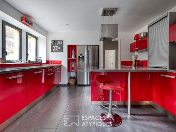Une ancienne ferme avec une piscine, un jardin potager et une grange rénovée au coeur du village