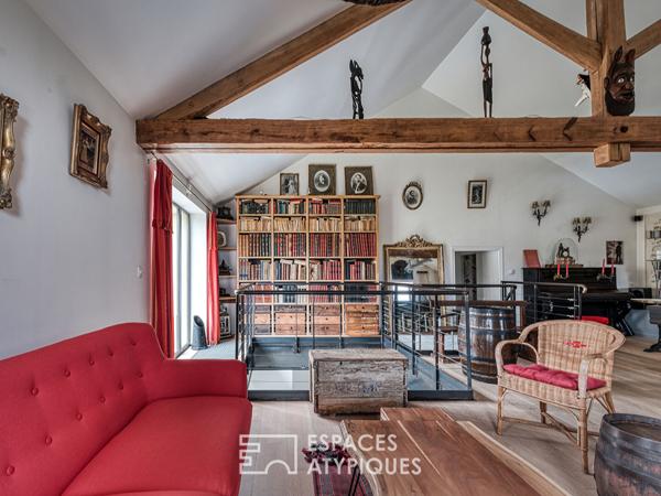 Une ancienne ferme avec une piscine, un jardin potager et une grange rénovée au coeur du village