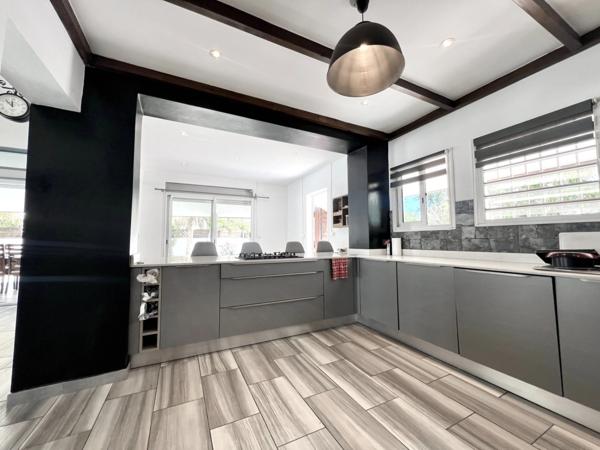 Maison à vendre 6 pièces SAINT GILLES LES BAINS (974)