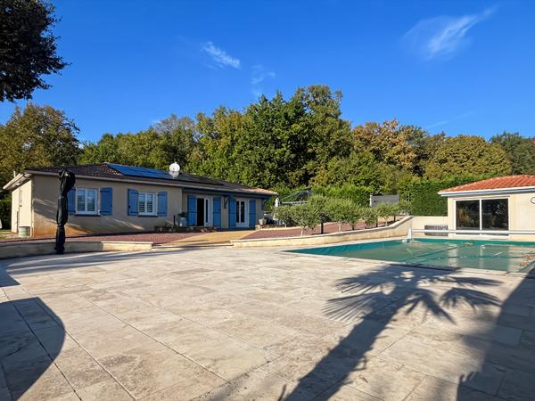 A VENDRE - Superbe maison de plain pied avec piscine, proche des commodités