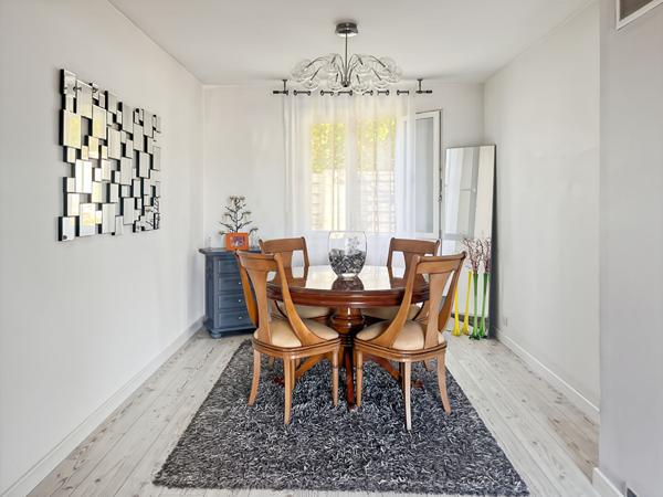 A VENDRE - Superbe maison de plain pied avec piscine, proche des commodités