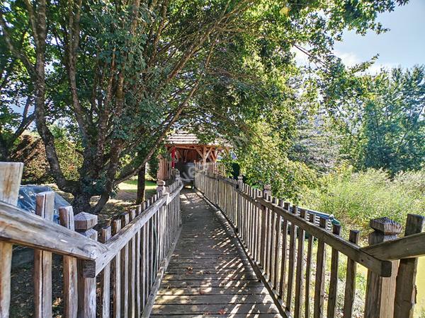 Chalet avec étang en Corrèze à vendre - 2 chambres -SPA- 1,6 ha de terrain- étang