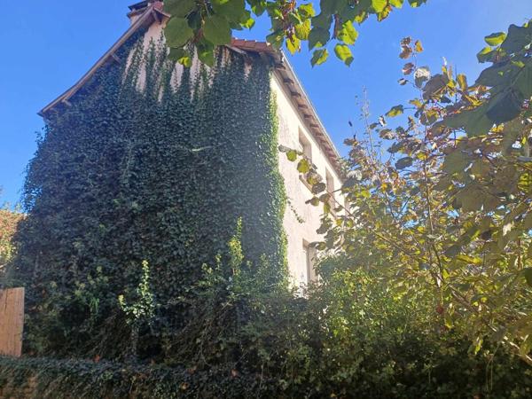 Située dans le charmant village de Sainte-Croix , à 10mn des portes de Villefranche de Rouergue et 30mn de Figeac.