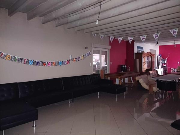 Située dans le charmant village de Sainte-Croix , à 10mn des portes de Villefranche de Rouergue et 30mn de Figeac.