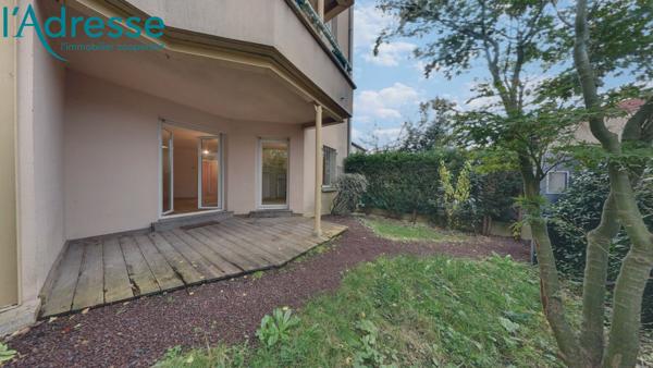 Appartement Rez-de-jardin 2 pièces avec jardin terrasse, jardin privatif et box