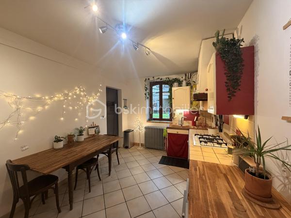 Datant de 1870, elle a conservé le cachet et le charme de l'ancien tout en offrant des prestations énergétiques de qualité. 

Sur une superficie de 165m², vous disposerez au rez de chaussée, d'un salon avec sa cheminée d'époque et son sol en carreaux de ciment d'origine, puis d'une cuisine aménagée avec un cellier attenant et une buanderie. Une pièce pouvant faire office de bureau, se prête également à une activité professionnelle indépendante.

 Toujours au rez de chaussée, vous trouverez une suite parentale, avec un accès indépendant (location courte durée possible). A l'étage, vous bénéficierez de 3 chambres avec parquet dont deux avec leur salle de bains, une petite mezzanine et des WC séparés.

L'extérieur invite à la détente avec un joli jardin arboré, piscinable et fleuri, un puits, un atelier et un abri vélos.

Le stationnement sur la parcelle permet de garer 2 véhicules. 

D'un point de vue confort, les menuiseries sont en double vitrage (2014), le tableau électrique a été refait en 2022 et l'isolation des combles en 2020.
