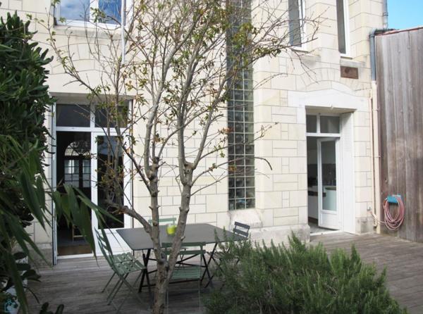 MAISON DE VILLE DES ANNEES 1950, 170M2, 6 CHAMBRES AVEC PETIT JARDIN