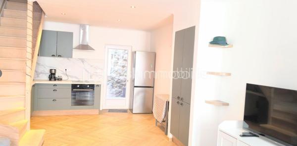 Découvrez cette maison chaleureuse de 75 m² à vendre. Cette demeure offre un cadre de vie paisible tout en restant à proximité immédiate des commodités urbaines.

Avec ses trois pièces bien disposées, ses espaces intérieurs vous séduiront par leur agencement harmonieux. La maison, refaite à neuf, dévoile une cour discrète pour profiter des apéros d'été.

Profitez de la simplicité et de l'élégance et de la climatisation gainable de cette maison. Les transports en commun à proximité facilitent vos déplacements urbains. Que vous soyez un investisseur ou recherchant un cocon familial, cette maison est un choix idéal. Contactez Bruno TRINDADE pour une visite.
