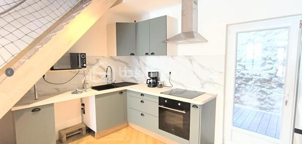Découvrez cette maison chaleureuse de 75 m² à vendre. Cette demeure offre un cadre de vie paisible tout en restant à proximité immédiate des commodités urbaines.

Avec ses trois pièces bien disposées, ses espaces intérieurs vous séduiront par leur agencement harmonieux. La maison, refaite à neuf, dévoile une cour discrète pour profiter des apéros d'été.

Profitez de la simplicité et de l'élégance et de la climatisation gainable de cette maison. Les transports en commun à proximité facilitent vos déplacements urbains. Que vous soyez un investisseur ou recherchant un cocon familial, cette maison est un choix idéal. Contactez Bruno TRINDADE pour une visite.