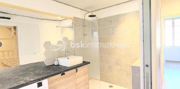 Découvrez cette maison chaleureuse de 75 m² à vendre. Cette demeure offre un cadre de vie paisible tout en restant à proximité immédiate des commodités urbaines.

Avec ses trois pièces bien disposées, ses espaces intérieurs vous séduiront par leur agencement harmonieux. La maison, refaite à neuf, dévoile une cour discrète pour profiter des apéros d'été.

Profitez de la simplicité et de l'élégance et de la climatisation gainable de cette maison. Les transports en commun à proximité facilitent vos déplacements urbains. Que vous soyez un investisseur ou recherchant un cocon familial, cette maison est un choix idéal. Contactez Bruno TRINDADE pour une visite.
