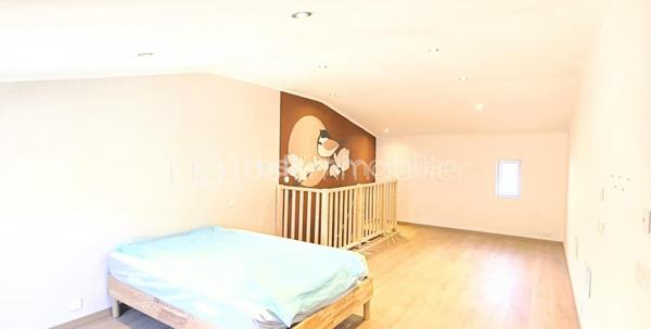 Découvrez cette maison chaleureuse de 75 m² à vendre. Cette demeure offre un cadre de vie paisible tout en restant à proximité immédiate des commodités urbaines.

Avec ses trois pièces bien disposées, ses espaces intérieurs vous séduiront par leur agencement harmonieux. La maison, refaite à neuf, dévoile une cour discrète pour profiter des apéros d'été.

Profitez de la simplicité et de l'élégance et de la climatisation gainable de cette maison. Les transports en commun à proximité facilitent vos déplacements urbains. Que vous soyez un investisseur ou recherchant un cocon familial, cette maison est un choix idéal. Contactez Bruno TRINDADE pour une visite.