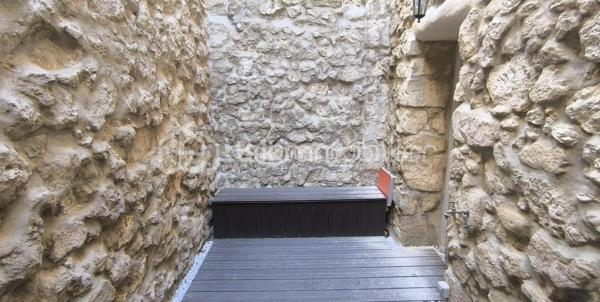 Découvrez cette maison chaleureuse de 75 m² à vendre. Cette demeure offre un cadre de vie paisible tout en restant à proximité immédiate des commodités urbaines.

Avec ses trois pièces bien disposées, ses espaces intérieurs vous séduiront par leur agencement harmonieux. La maison, refaite à neuf, dévoile une cour discrète pour profiter des apéros d'été.

Profitez de la simplicité et de l'élégance et de la climatisation gainable de cette maison. Les transports en commun à proximité facilitent vos déplacements urbains. Que vous soyez un investisseur ou recherchant un cocon familial, cette maison est un choix idéal. Contactez Bruno TRINDADE pour une visite.