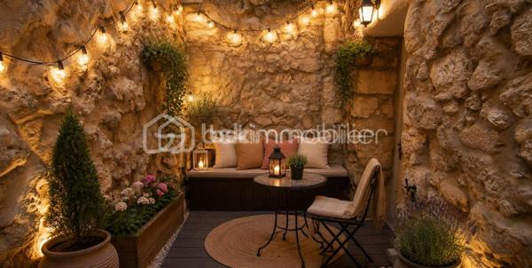 Découvrez cette maison chaleureuse de 75 m² à vendre. Cette demeure offre un cadre de vie paisible tout en restant à proximité immédiate des commodités urbaines.

Avec ses trois pièces bien disposées, ses espaces intérieurs vous séduiront par leur agencement harmonieux. La maison, refaite à neuf, dévoile une cour discrète pour profiter des apéros d'été.

Profitez de la simplicité et de l'élégance et de la climatisation gainable de cette maison. Les transports en commun à proximité facilitent vos déplacements urbains. Que vous soyez un investisseur ou recherchant un cocon familial, cette maison est un choix idéal. Contactez Bruno TRINDADE pour une visite.