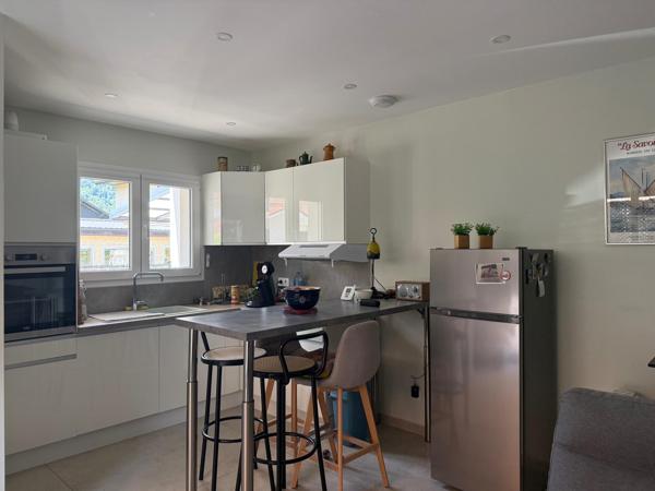 Cadre paisible, grande terrasse en L, appartement moderne