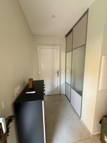 Cadre paisible, grande terrasse en L, appartement moderne
