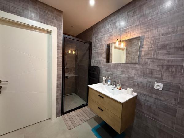 Cadre paisible, grande terrasse en L, appartement moderne