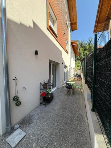 Cadre paisible, grande terrasse en L, appartement moderne