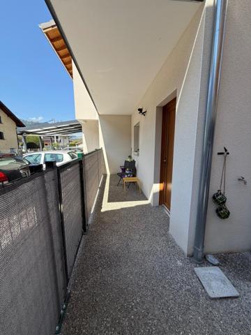 Cadre paisible, grande terrasse en L, appartement moderne