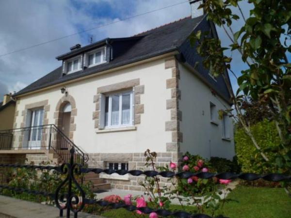 EN VILLE, maison de cinq pièces principales + sous-sol sur terrain de 657 m².