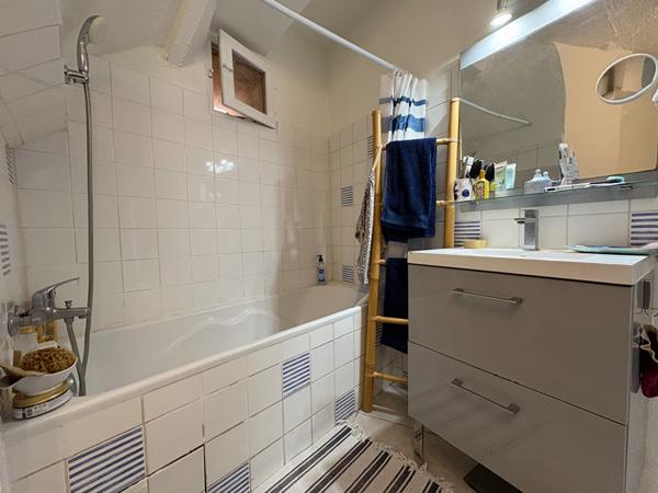 Charmant appartement T2 bis 48m2 avec terrasse au coeur du village d'Eguilles