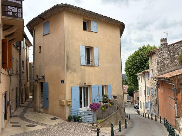 Charmant appartement T2 bis 48m2 avec terrasse au coeur du village d'Eguilles