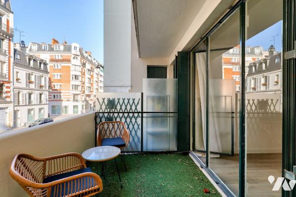 Au 1er étage, avec ascenseur, appartement de 2/3 pièces de 48,49 m², terrasse de 7,72 m². Bon état.