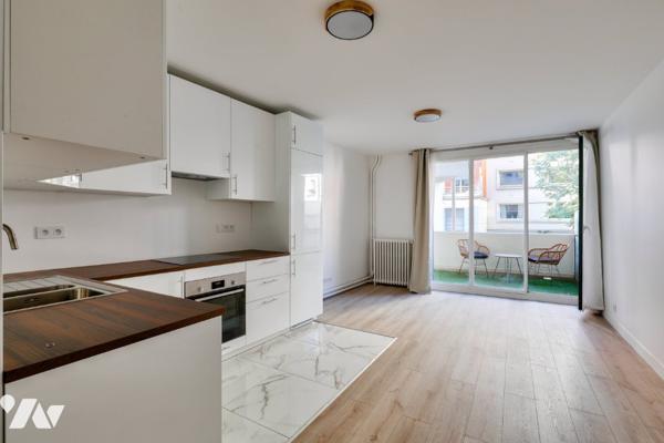 Au 1er étage, avec ascenseur, appartement de 2/3 pièces de 48,49 m², terrasse de 7,72 m². Bon état.