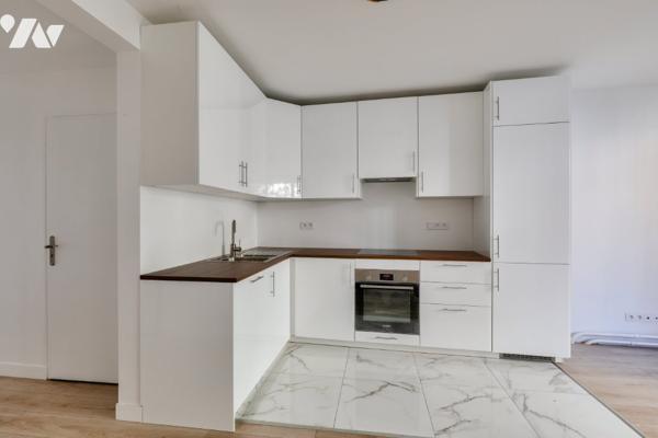 Au 1er étage, avec ascenseur, appartement de 2/3 pièces de 48,49 m², terrasse de 7,72 m². Bon état.