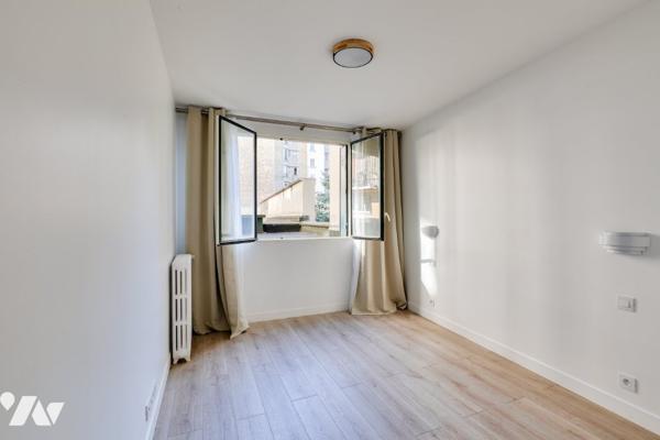 Au 1er étage, avec ascenseur, appartement de 2/3 pièces de 48,49 m², terrasse de 7,72 m². Bon état.