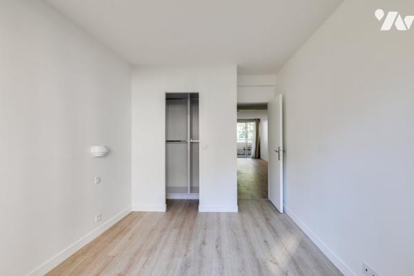 Au 1er étage, avec ascenseur, appartement de 2/3 pièces de 48,49 m², terrasse de 7,72 m². Bon état.