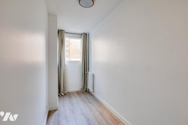 Au 1er étage, avec ascenseur, appartement de 2/3 pièces de 48,49 m², terrasse de 7,72 m². Bon état.
