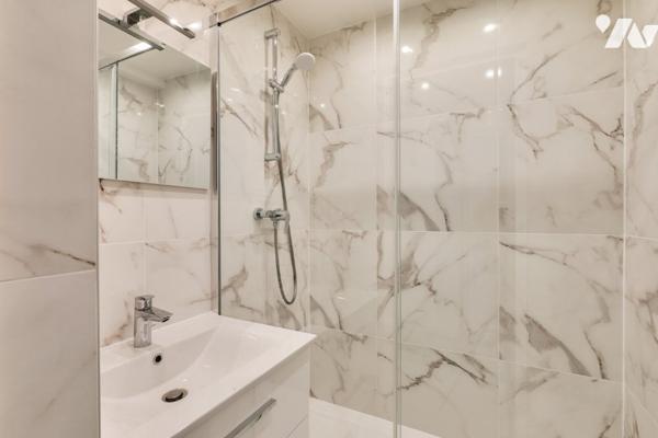Au 1er étage, avec ascenseur, appartement de 2/3 pièces de 48,49 m², terrasse de 7,72 m². Bon état.