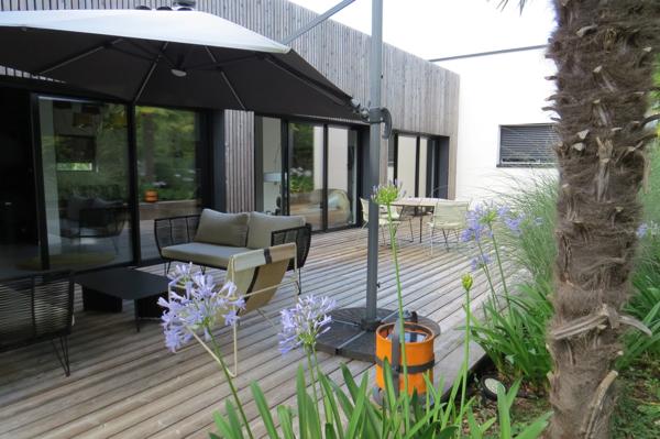 Maison contemporaine  annéà 2011 A decouvrir à saint cyr sur loire avec piscine .pergola .et un jardin magnifique  .grand  garage  plus sous-sol  total (37)