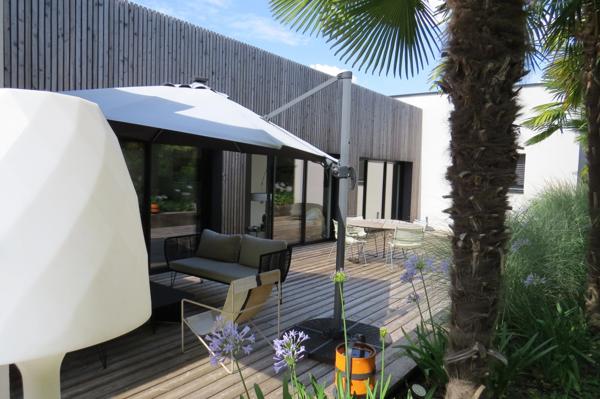 Maison contemporaine  annéà 2011 A decouvrir à saint cyr sur loire avec piscine .pergola .et un jardin magnifique  .grand  garage  plus sous-sol  total (37)