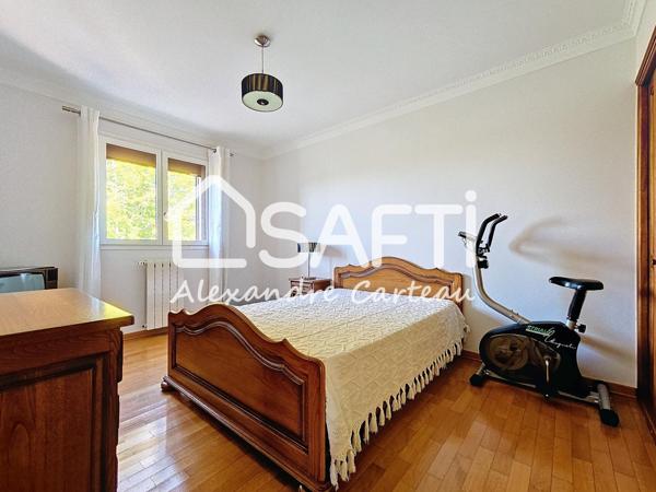 Belle traditionnelle 5 chambres, bureau, garage, piscine