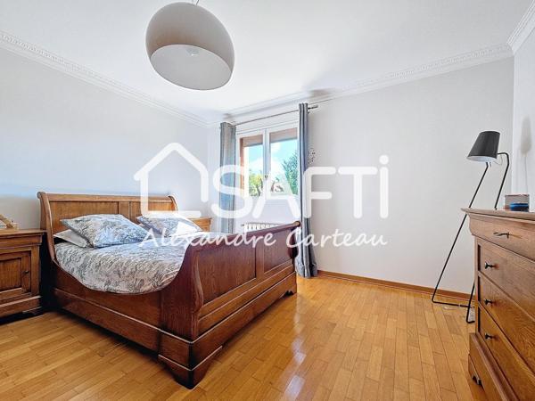 Belle traditionnelle 5 chambres, bureau, garage, piscine