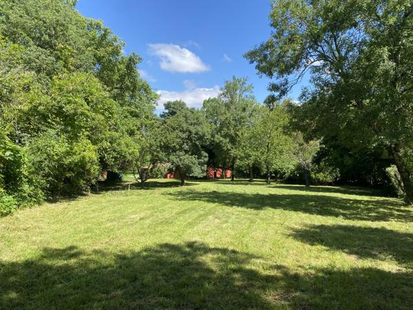 Terrain  1680 m2 40 % Emrise
