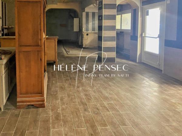 Ancien local commercial à réhabiliter en appartement avec accès direct à la plage.