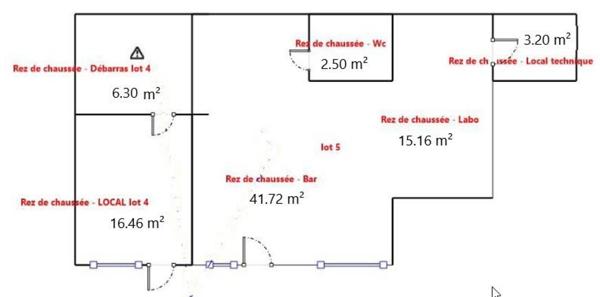 Ancien local commercial à réhabiliter en appartement avec accès direct à la plage.